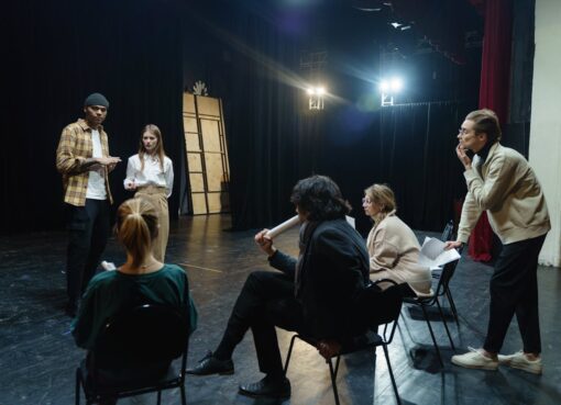 Acting Class Etiquette: Do's and Don'ts for a Positive Learning Environment