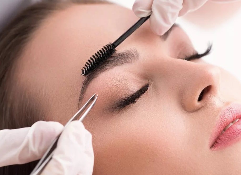 Say Goodbye to Unruly Brows – Eyebrow Shaping Services at Home in Arjan