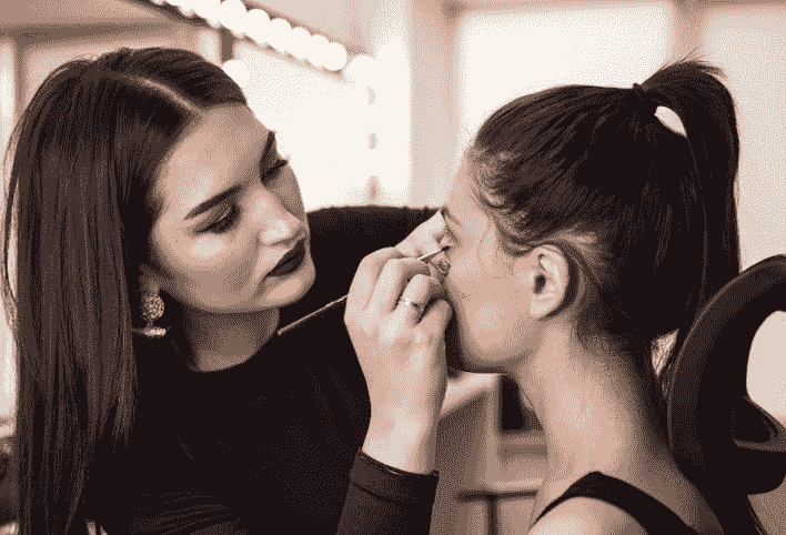 Top 10 Reasons to Enroll in a Professional Makeup Course Today